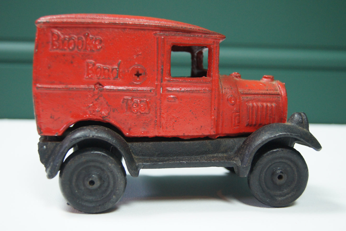 Vintage Cast Iron 'Brooke Bond Tea' Van