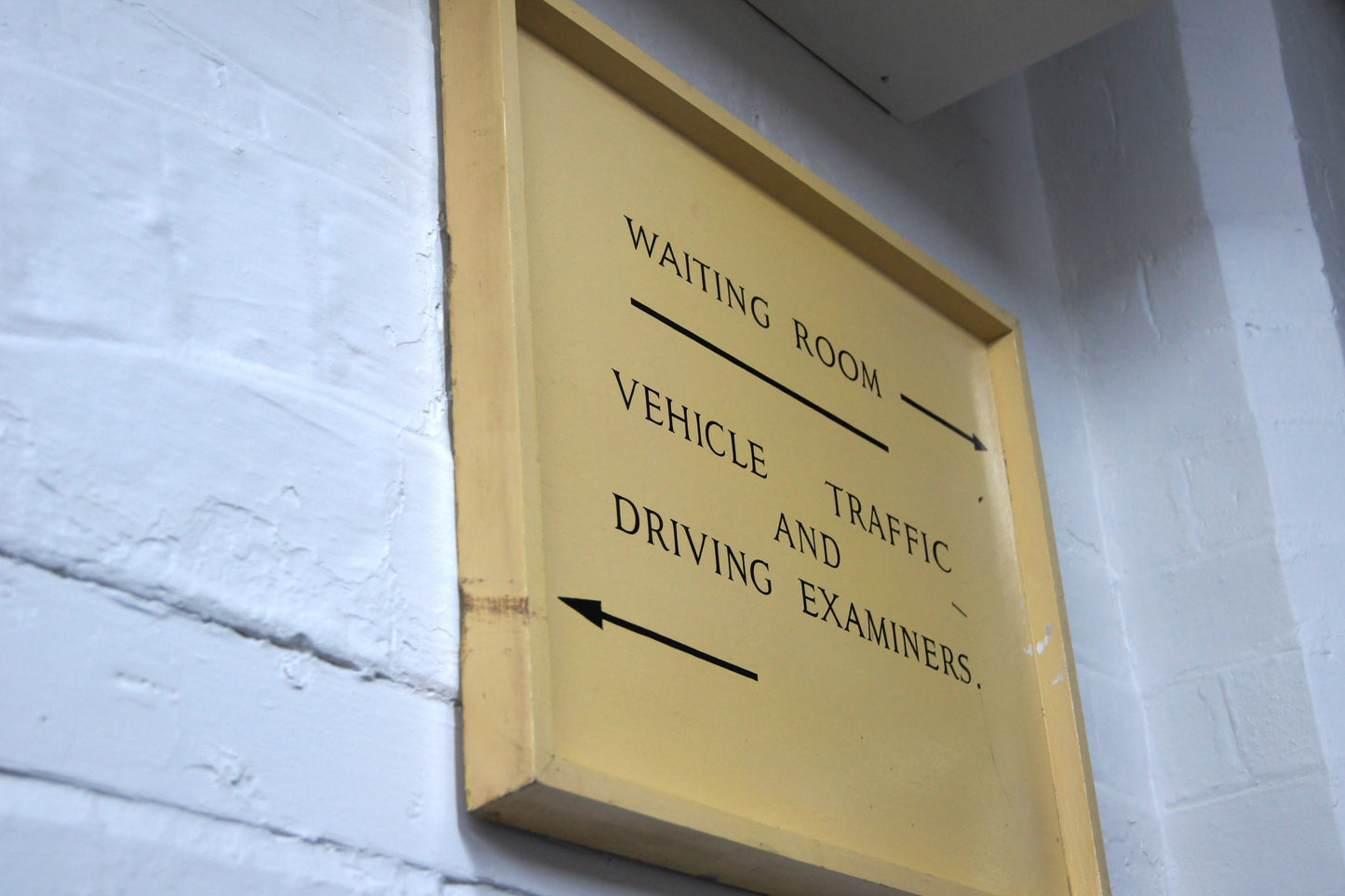 Wooden Painted Waiting Room/Vehicle Traffic Sign
